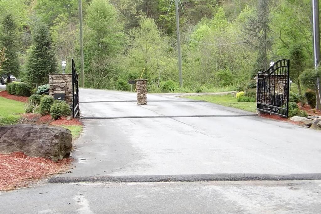 Beary Tale! Your Happily Ever After Starts Here! Sevierville